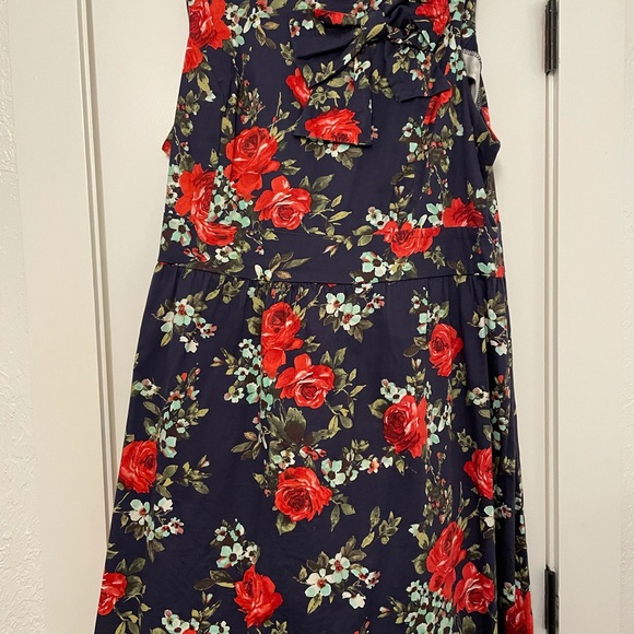 Cute floral dress. Accent bow on the collar. - Picture 2 of 2
